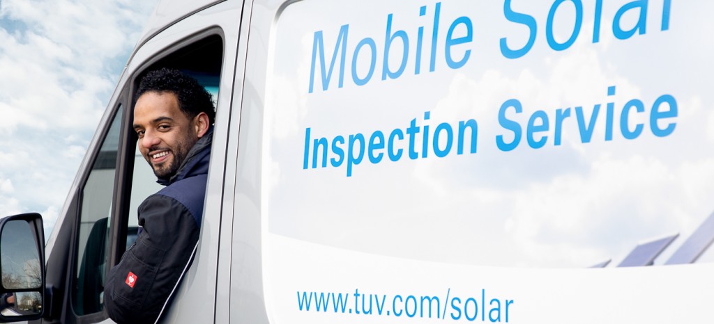 On-site testing of solar panels in the field with the mobile PV TravelLab | TÜV Rheinland