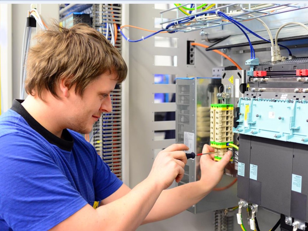 Qualified electrician with our electrotechnology courses | TÜV Rheinland